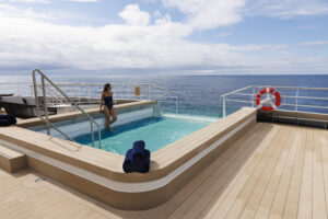Piscina no deck de navio da Swan Ellenic navegando pelo Oceano Pacífico.