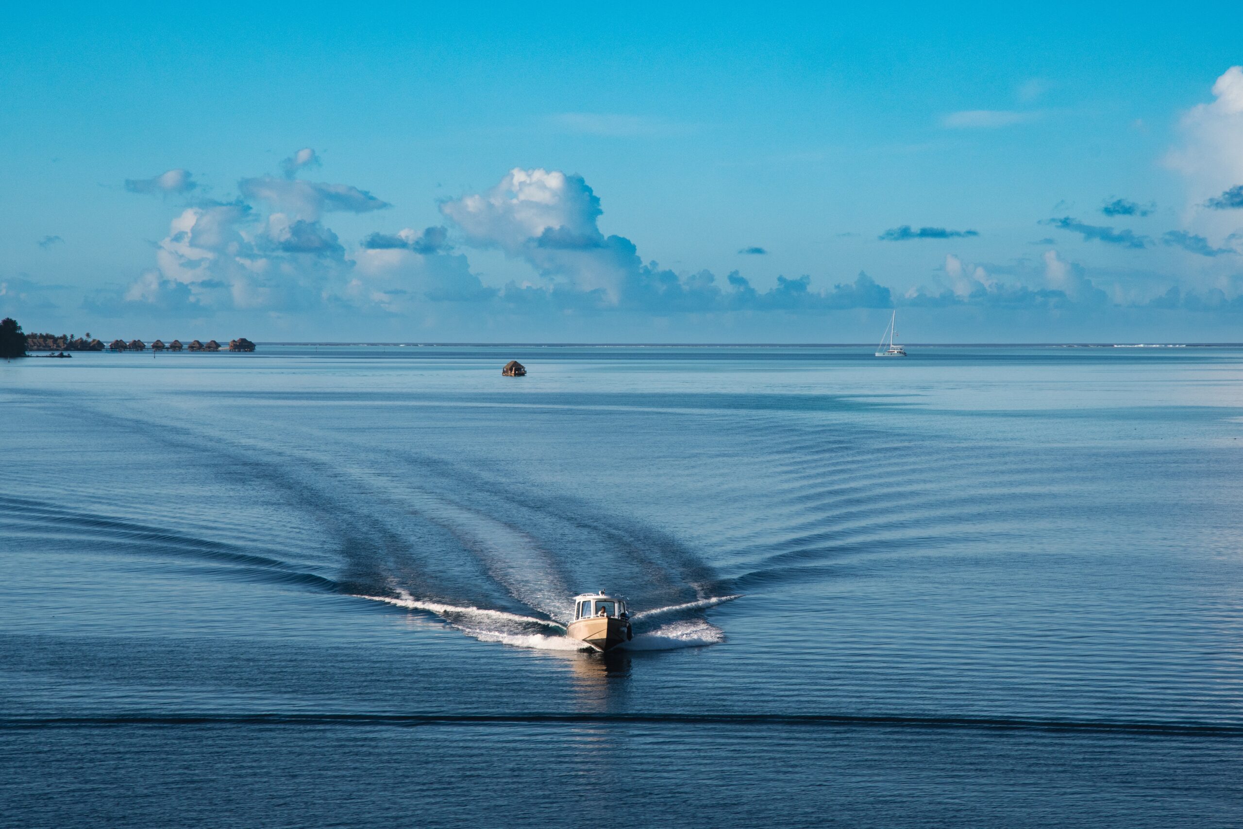 Pequena embarcação percorrendo as águas do Pacífico na Papua-Nova Guiné.
