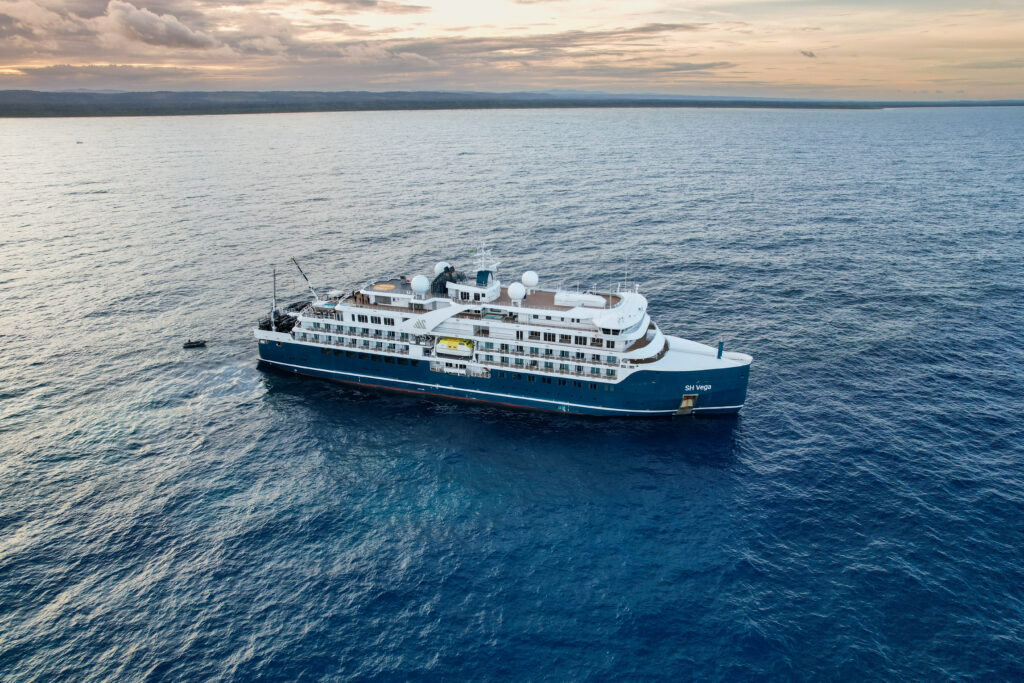 Fale com a Sabine e garanta sua expedição de luxo! Navio SH Vega, da Swan Hellenic, parceira da Inguz Expedições de Luxo.