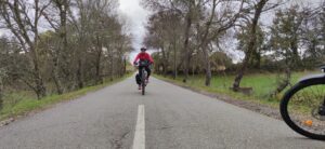 Sabine pedalando por vilarejos de Portugal