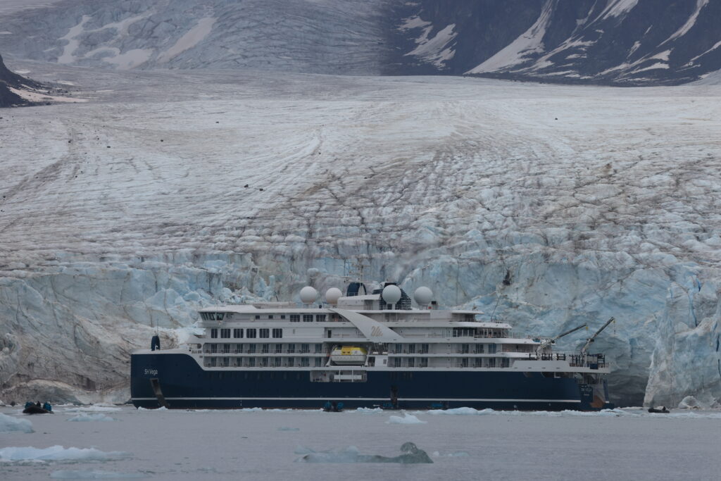 Embarcação Swan Hellenic diante de geleira no Ártico.
