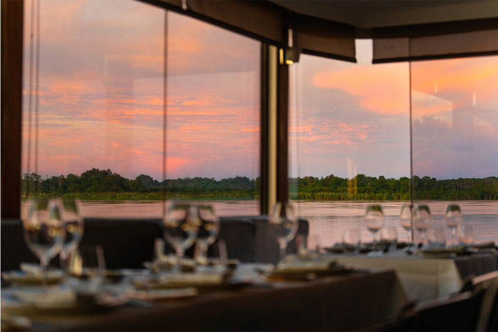 Interior da Aria Amazon, embarcação de luxo que faz cruzeiros fluviais pelo Amazonas Peruano.
