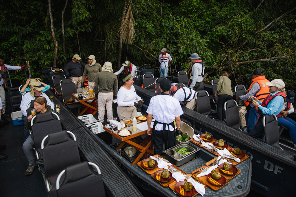 Degustação de pratos típicos do Amazonas Peruano durante expedição de luxo em cruzeiro fluvial.