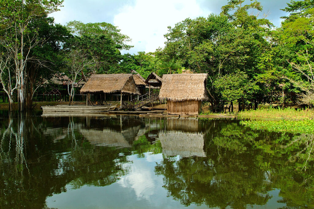 Casas típicas de vilas ribeirinhas do Amazonas Peruano.