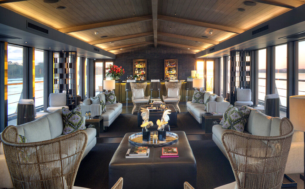 Interior do Aqua Nera, embarcação de cruzeiro fluvial pelo Amazonas Peruano.