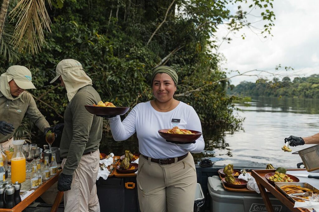 A gastronomia faz parte da experiência cultural nas expedições, diferente dos cruzeiros de luxo.