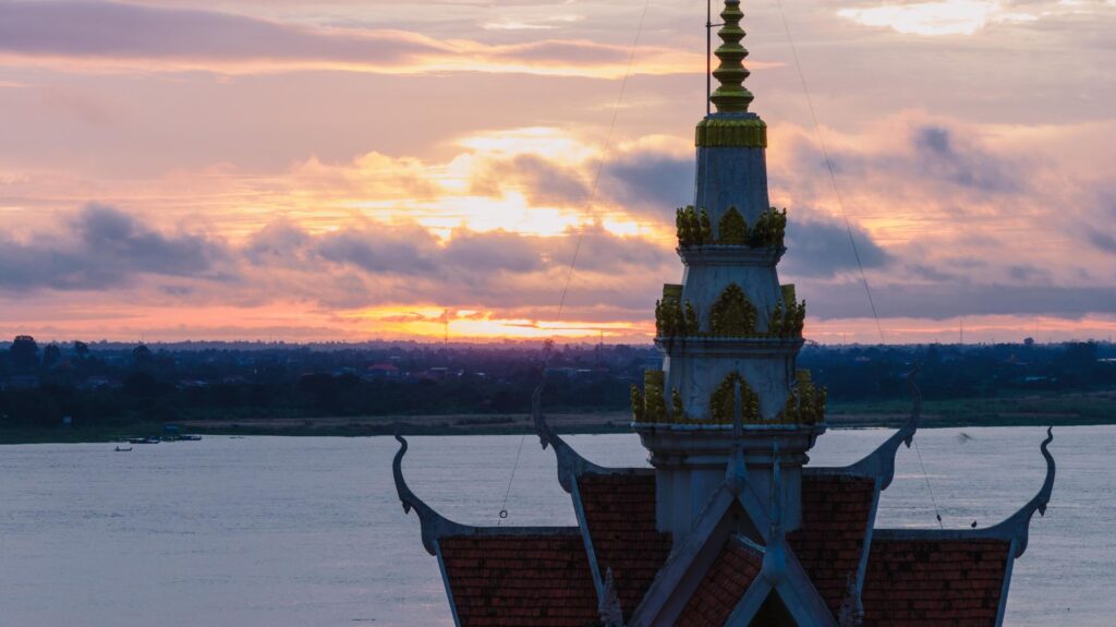 Fale com a Sabine, nossa diretora operacional, e garanta sua expedição. Rio Mekong, entre Camboja e Vientã, é um lugar tranquilo para passar o carnaval fora do país, com datas para 2027 com a Inguz.