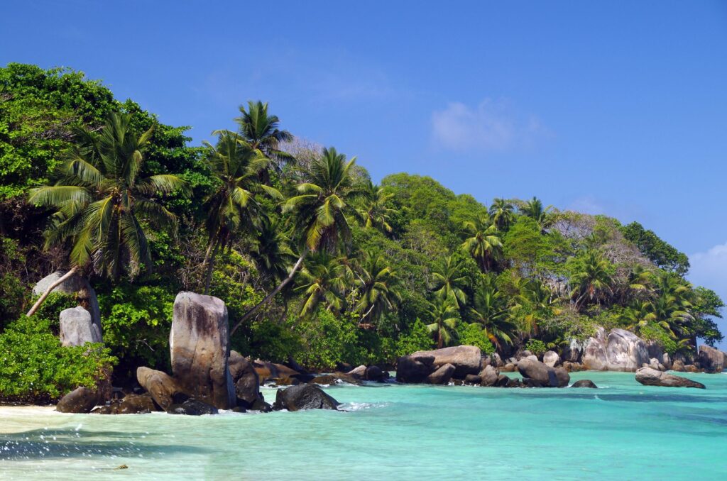 Fale com a Sabine, nossa diretora operacional, e garanta sua expedição. Seychelles e Tanzânia são lugares tranquilos para passar o carnaval e com datas para 2027 com a Inguz.