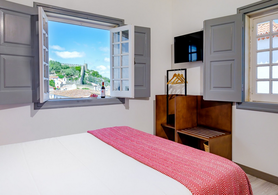 Quarto do hotel Casa das Senhoras Rainhas Boutique Hotel, um dos hotéis em Portugal que fazem parte do bike tour Porto-Lisboa da Inguz Expedições.