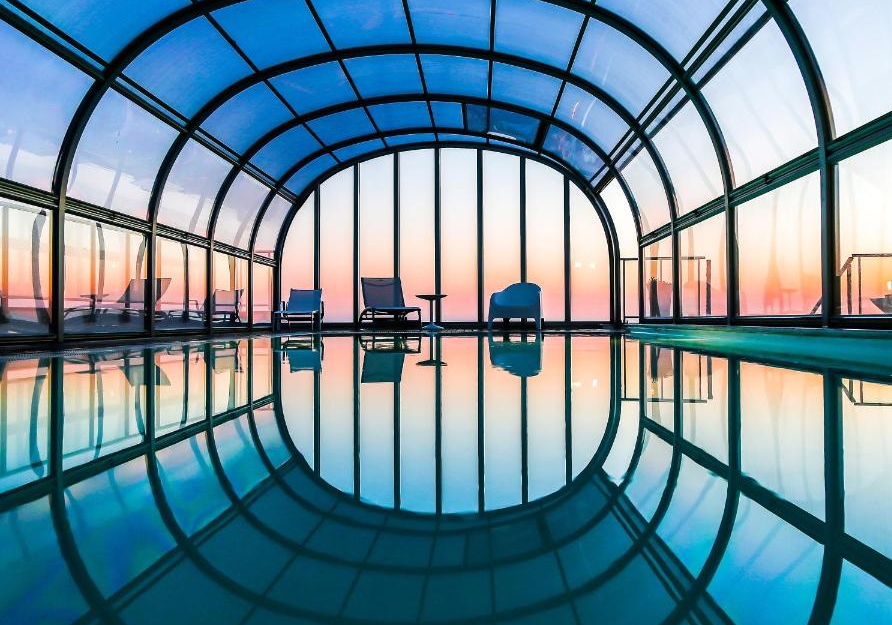 Piscina do hotel Praia Hotel, em Nazaré, um dos hotéis em Portugal que fazem parte do bike tour Porto-Lisboa da Inguz Expedições.