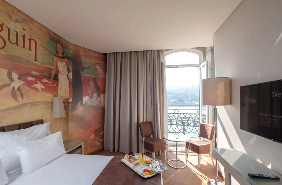 Quarto do hotel Vila Gale Porto Ribeira, um dos hotéis em Portugal que fazem parte do bike tour Porto-Lisboa da Inguz Expedições.
