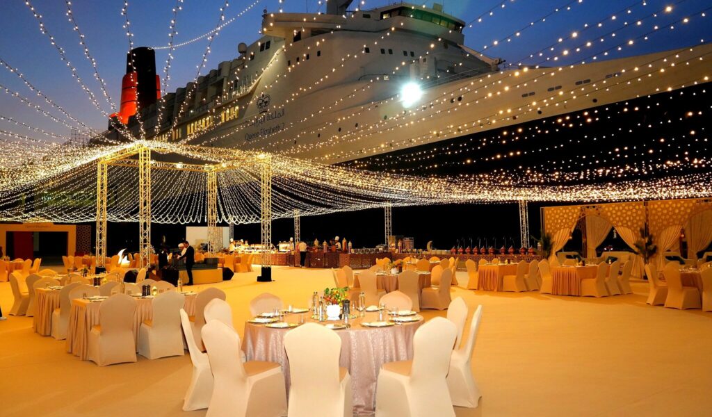 Navio de luxo QE2 que hoje funciona como hotel flutuante em Dubai.