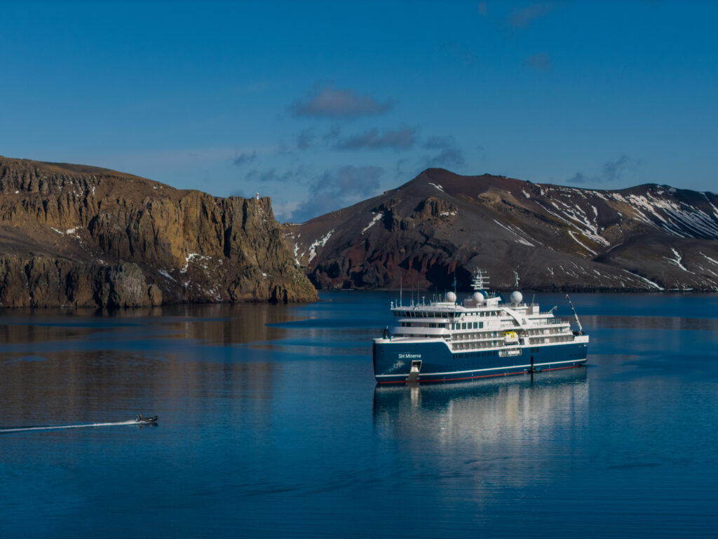 Navio de luxo da Swan Hellenic que navega cruzeiros de expedição pela Antártica. 