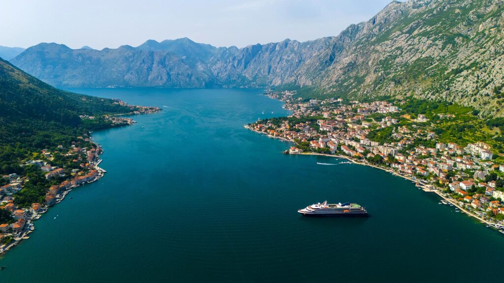 Fale com a Sabine e reserve sua expedição com a Atlas! Navio da Atlas Ocean Voyages navegando em Montenegro.