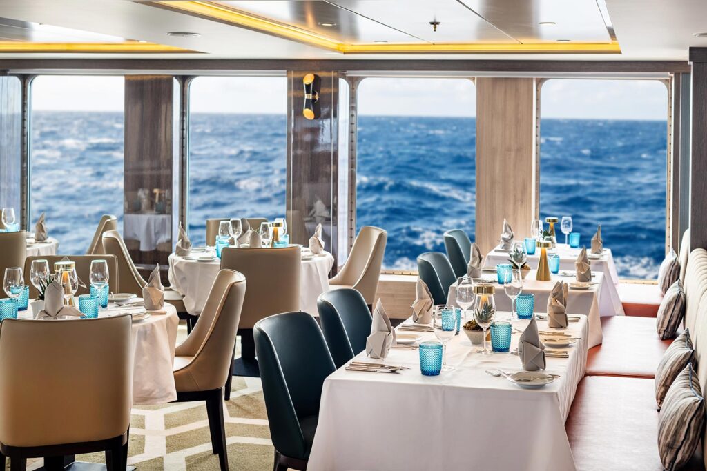 Fale com a Sabine e garanta sua expedição extraordinária! Restaurante de navio de luxo da Atlas Ocean Voyage, parceira da Inguz Expedições.