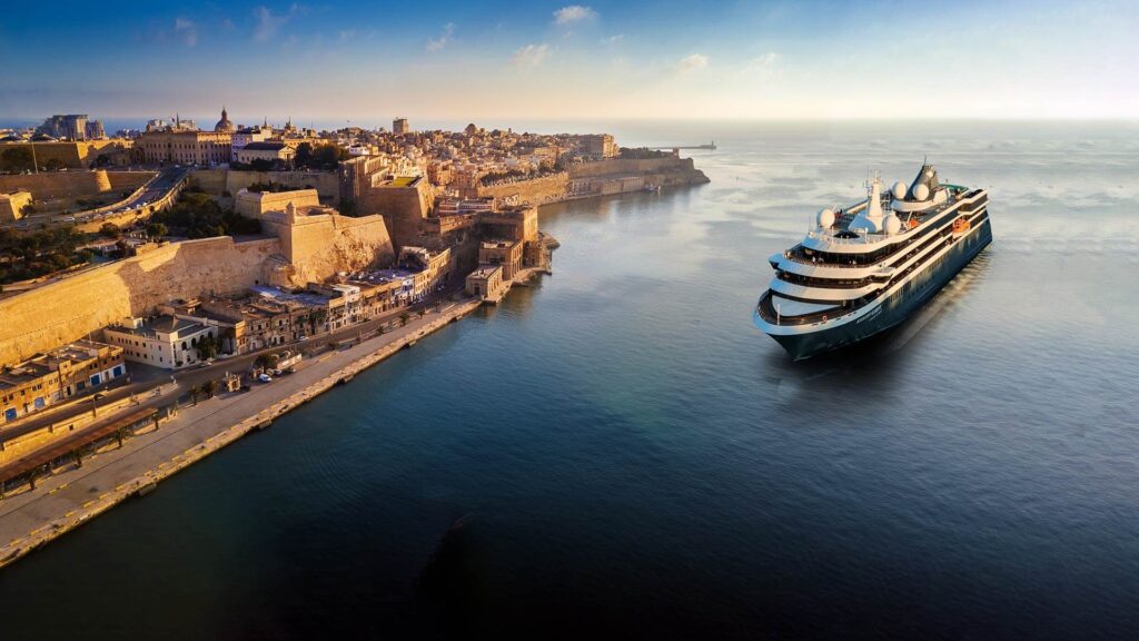 Iate de luxo da Atlas Ocean Voyages em em um des seus destinos de luxo.
