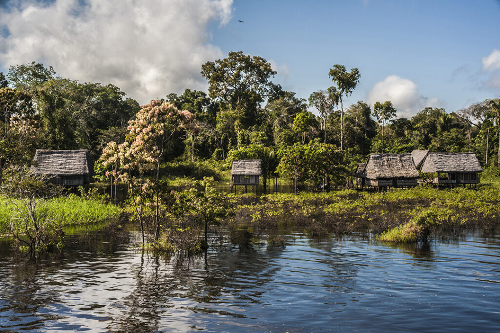 Casas flutuantes no Rio Amazonas, uma das expedições fluviais da Inguz.