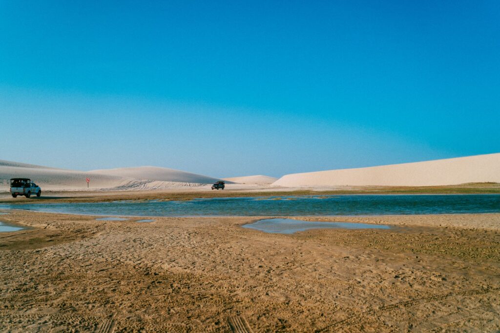 Foto de lagoa nos Lençóis Maranhenses, quase seca.
