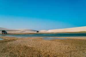 Foto de lagoa nos Lençóis Maranhenses, quase seca.